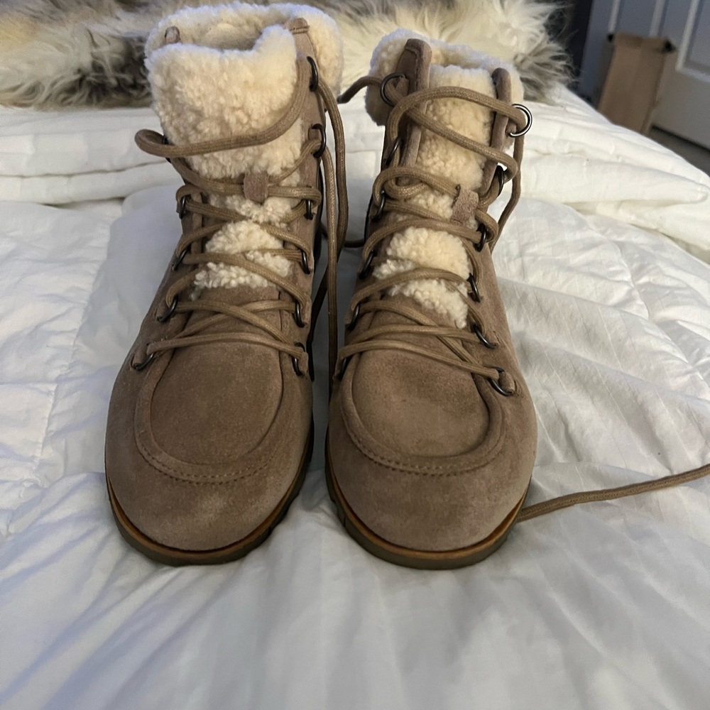 reposhing these, excellent condition, tan with shearling fur